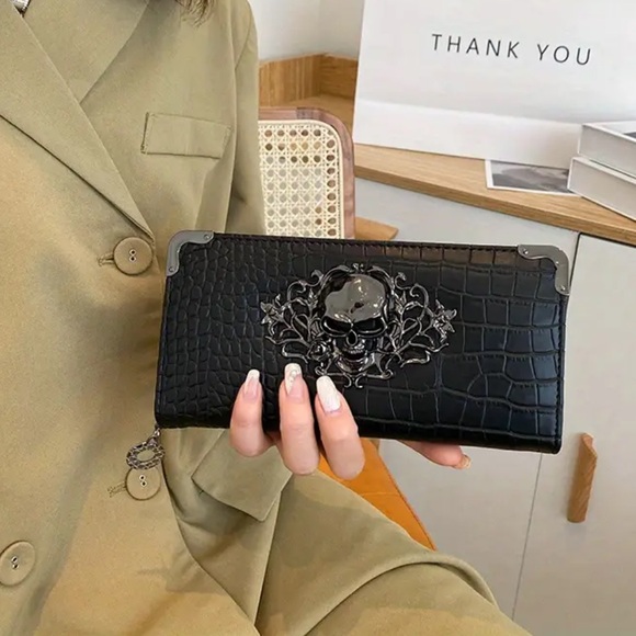 ๐ Crocodile Pattern Wallet, Faux Leather Card Holder Skull Decor, Unique Clutch - Picture 2 of 10